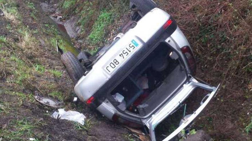 Heridos leves tras una salida de vía en la N-VI a la altura de Betanzos