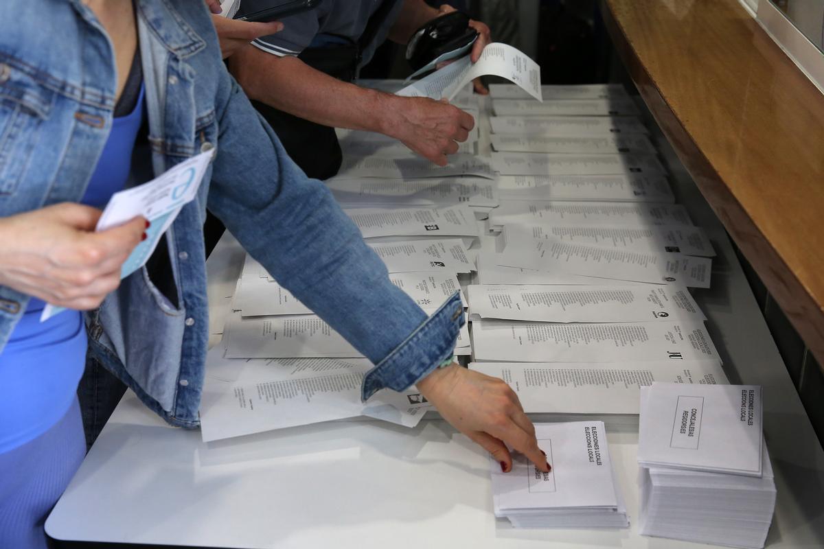 Ambiente durante la jornada de votación en les Escoles Pies de Balmes, en Barcelona