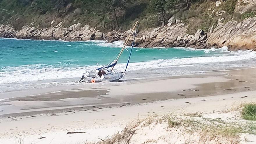 El velero varado en la playa de Barrra, en Cangas.   | // FDV