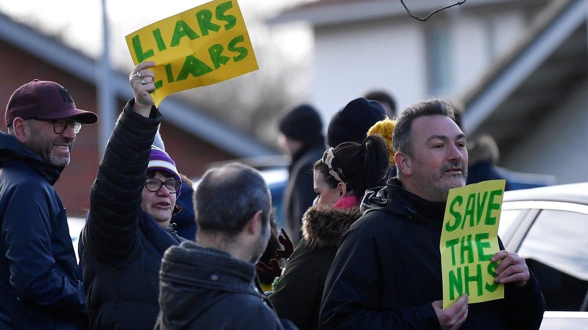 Protesta contra el primer ministro, Boris Johnson, en la localidad de Cheadle Hulme, en el noreste de Inglaterra.