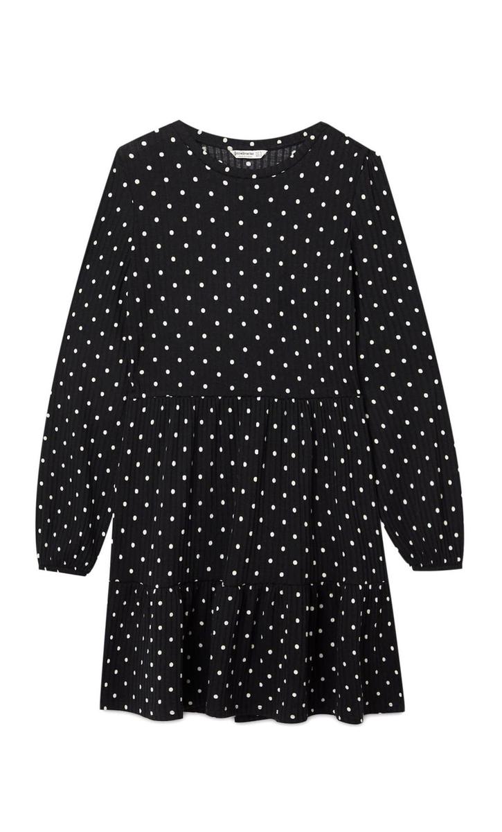 Vestido mini negro con lunares blancos de Stradivarius. (Precio: 17,99 euros)