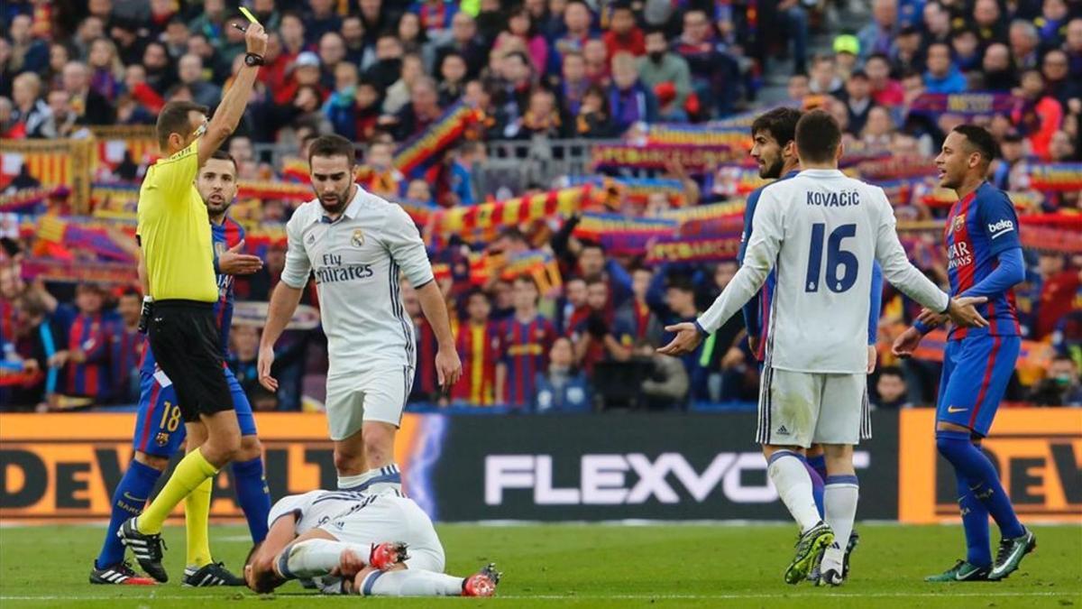 El árbitro mostró amarilla a Neymar tras una entrada a Lucas Vázquez