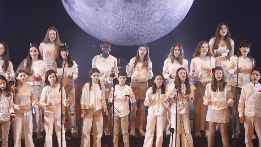 VÍDEO: El coro animAVoices actúa en la Casa de la Cultura de Avilés