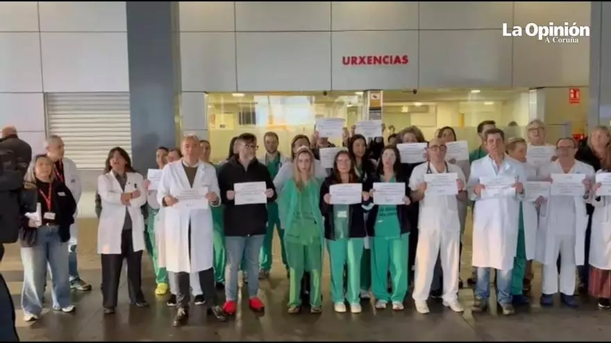 Médicos de Urgencias protestan en el Hospital de A Coruña para urgir a la Xunta mejoras laborales
