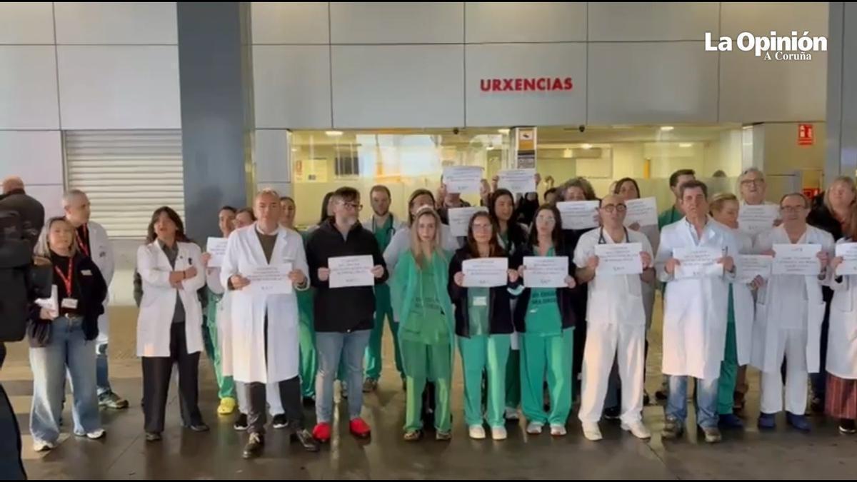 Médicos de Urgencias protestan en el Hospital de A Coruña para urgir a la Xunta mejoras laborales