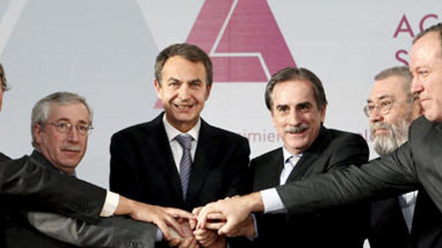 Zapatero, junto a patronal y sindicatos el día en que rubricaron el pacto social por el empleo y el mantenimiento de las pensiones. i EFE