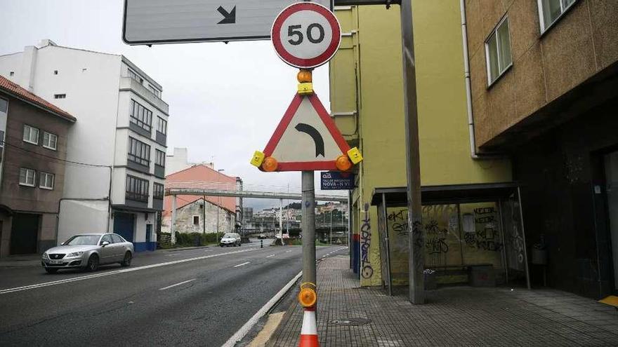 Señal luminosa instalada ayer por Fomento en Perillo para advertir de la curva que concentra accidentes.