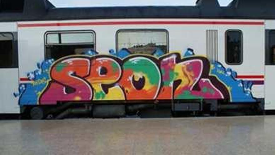 Sorprenden a dos grafiteros de Madrid pintando un tren de cercanías en la estación de Alicante