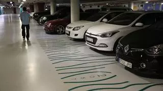 Coches cada vez más grandes: la odisea de encontrar una plaza de aparcamiento en Barcelona