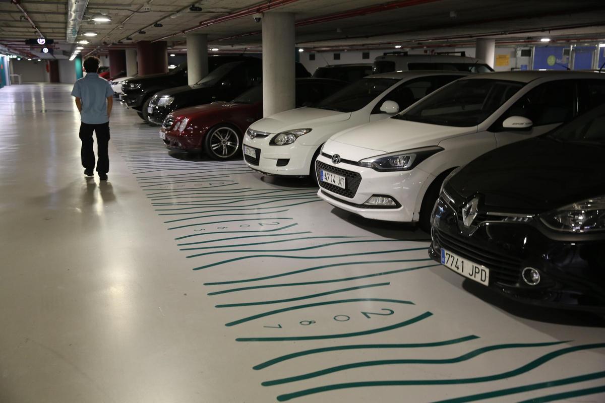 Barcelona ofereix la seva ‘app’ Smou als aparcaments privats per pagar sense tiquet d’entrada ni de sortida