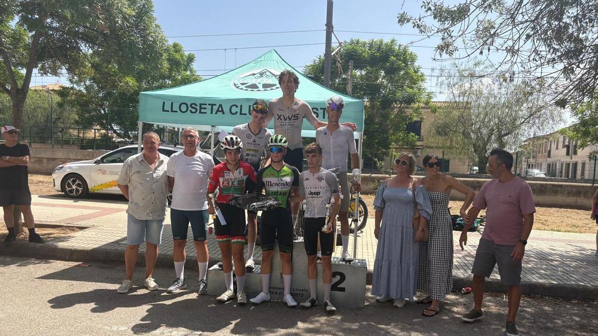 Los ganadores posan en el podio tras la entrega de trofeos en Lloseta