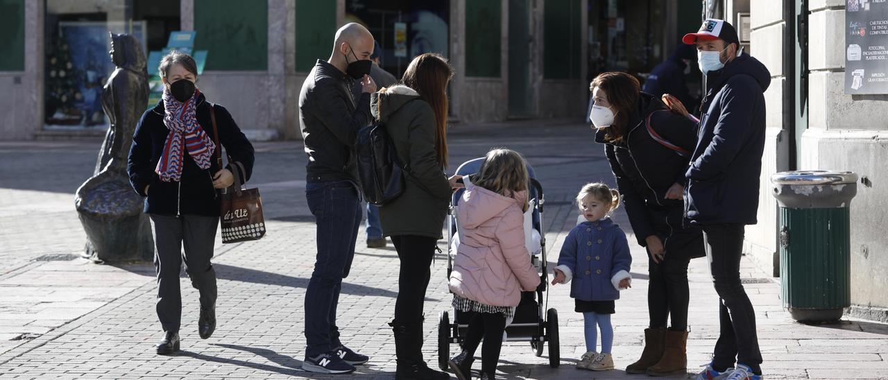 Vecinos paseando por la plaza General Ponte, en Grado