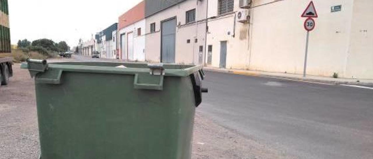 Contenedor de residuo sólido urbano situado en uno de los polígonos de Silla.