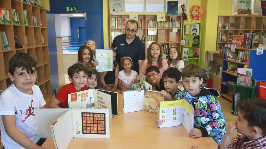 El director, José Manuel Rego, con los escolares que participan en el club de la lectura.   | // I. OSORIO