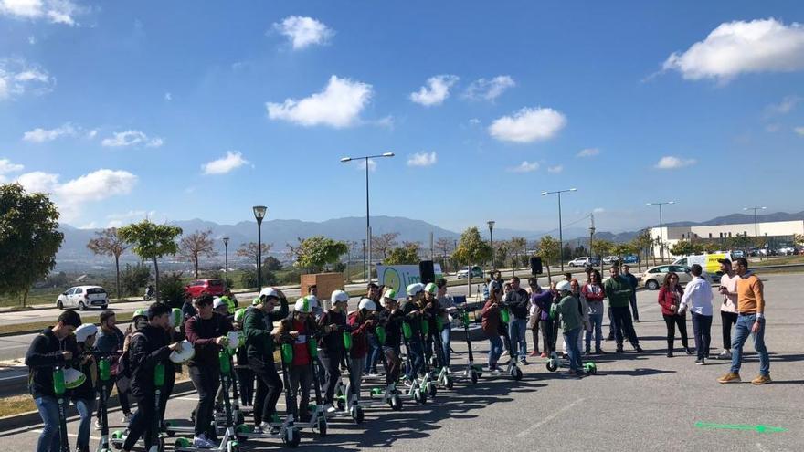 Asistentes al acto prueban los patinetes de Lime en el parking de Comercio y Estudios Sociales.