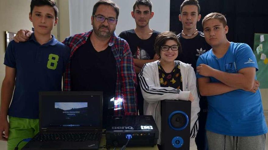 El profesor Toño Pena, junto a varios alumnos protagonistas del cortometraje. // Gustavo Santos