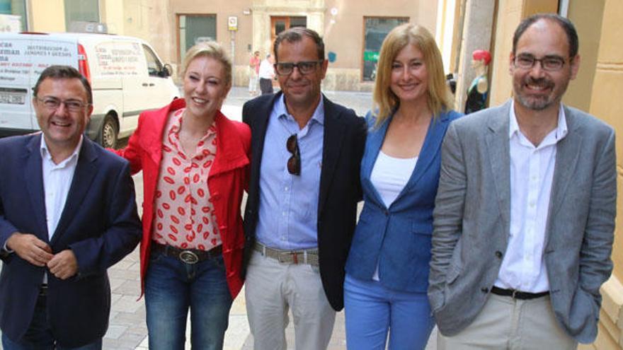 Juande Mellado, director de La Opinión, con los candidatos.