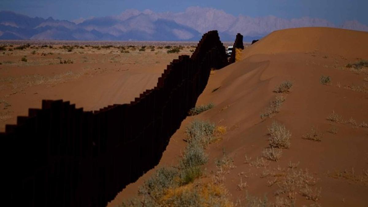 Un coche patrulla el muro que divide Arizona y México.