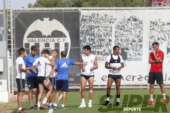 Caras largas tras perder ante el Betis