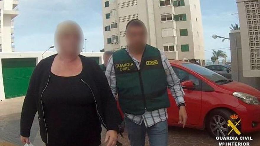 Un agente con la mujer detenida en El Campello.