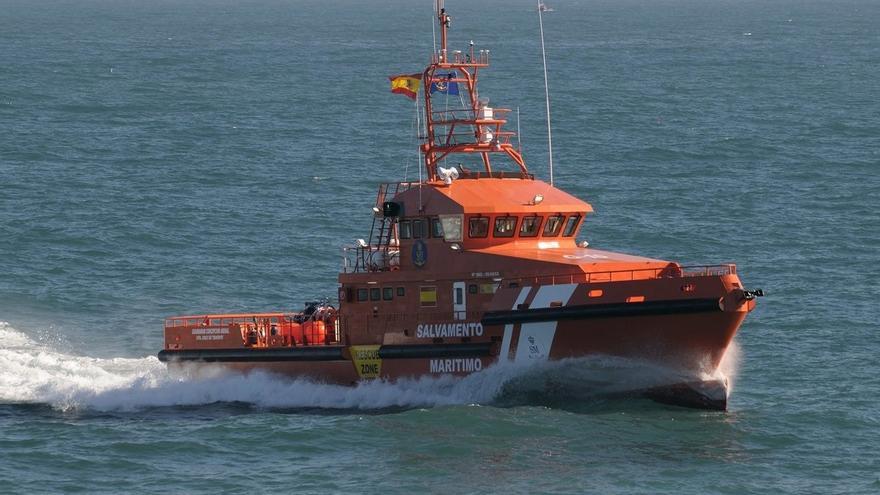 Rescatados tres marineros ilesos tras el naufragio de un pesquero en la costa de A Coruña