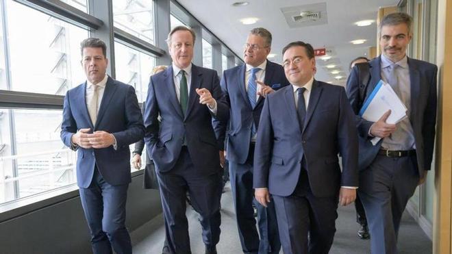 El ministro de Asuntos Exteriores español, José Manuel Albares, junto a del Reino Unido, David Cameron; el vicepresidente ejecutivo de la Comisión Europea, Maros Sefcovic; y el ministro principal de Gibraltar, Fabian Picardo