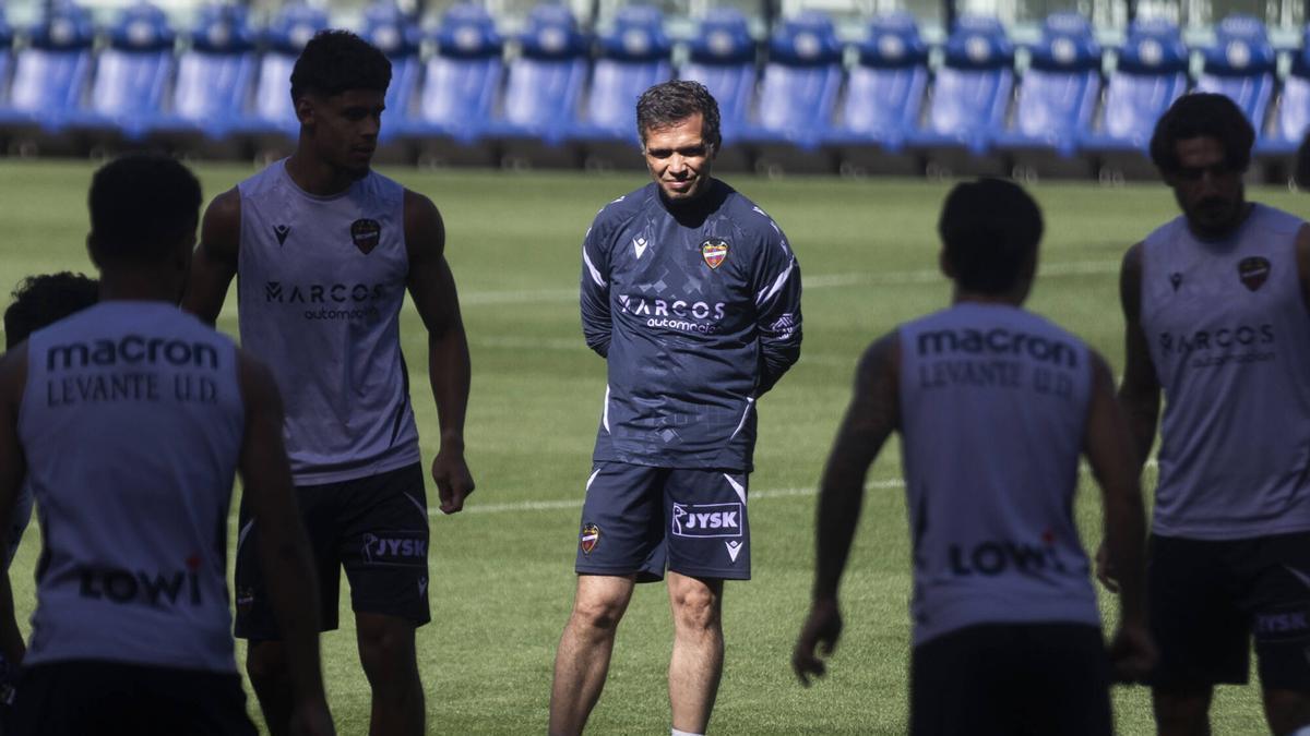 Valencia. VLC. SPD. Entrenamiento del Levante UD previo al partido ante el Celta de Vigo en el que los granotas se juegan buena parte de sus opciones de permanencia