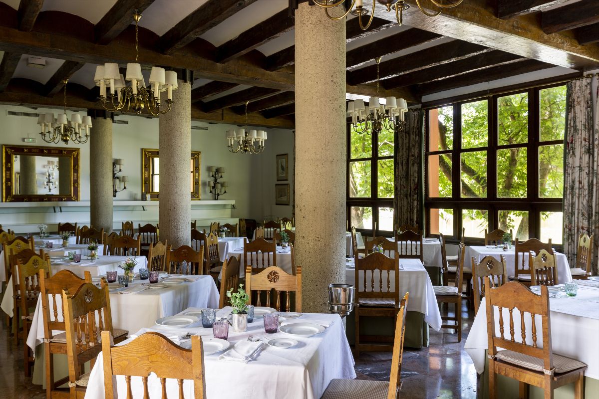El restaurante del Parador de Gijón posee un ambiente rústico y es muy luminoso gracias a las grandes cristaleras.