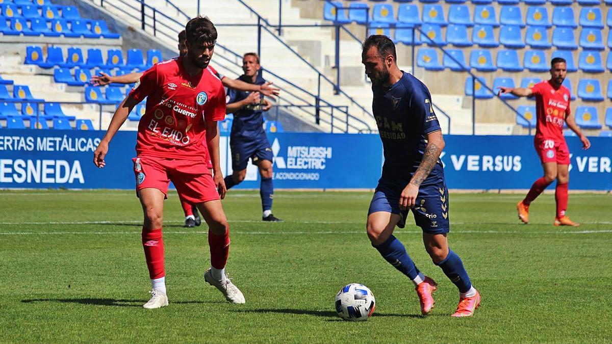 Santi Jara, durante un partido de entrenamiento ante El Ejido la semana pasada. | PRENSA UCAM MURCIA CF