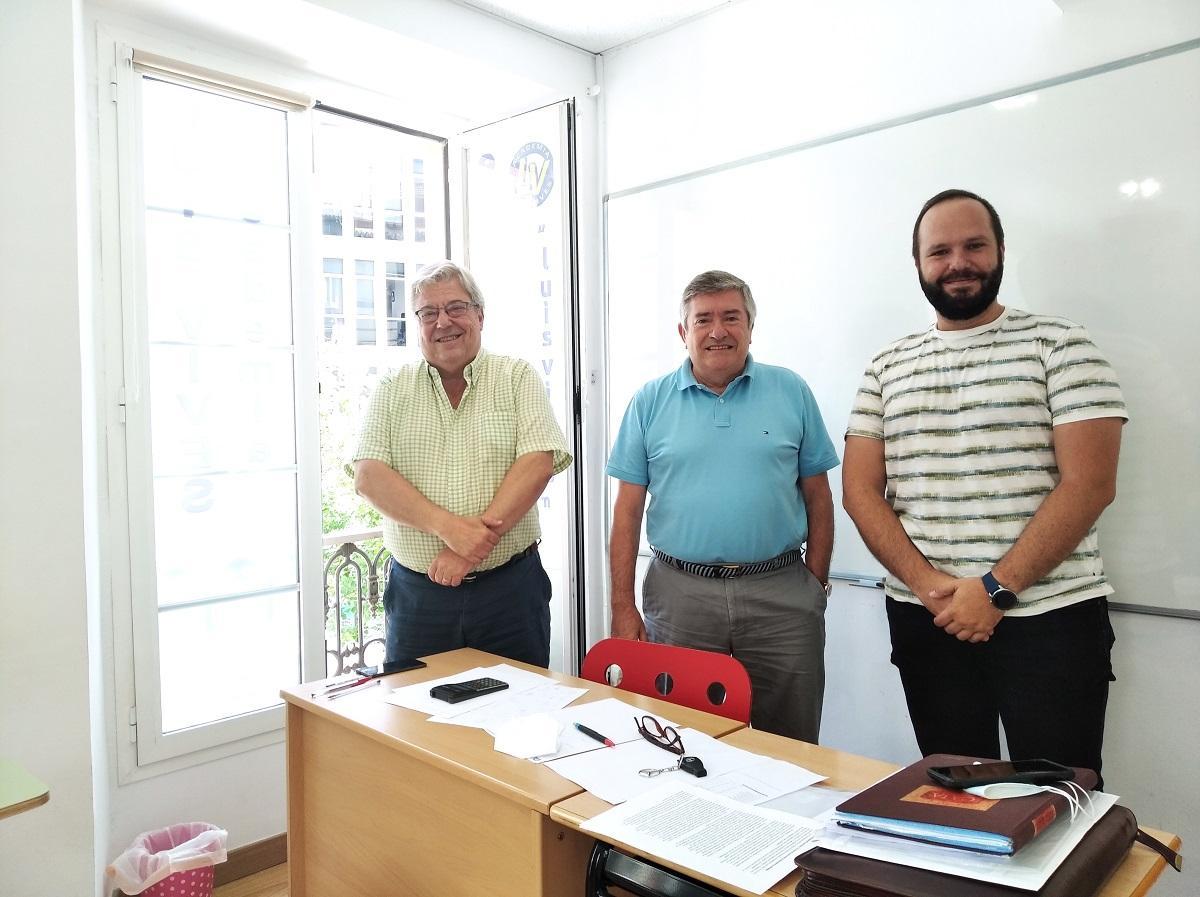 Federico Castellón, hijo del fundador, con Guillermo Castilla Ruiz y Guillermo Castilla Garijo en la Academia Luis Vives esta semana.