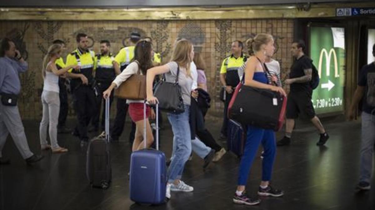 Movilidad 8 Visitantes con sus maletas transitan por el vestíbulo de la parada de metro de plaça Catalunya.