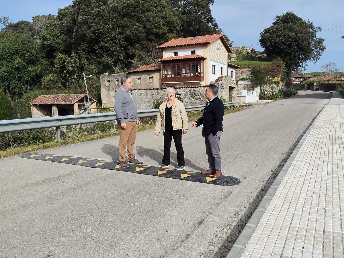 Por la izquierda, los concejales Miguel Alonso, María del Mar García y Juan Carlos Armas, en la zona reparada en Pendueles.