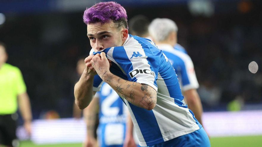 David Mella se besa el escudo tras anotar un gol con el Dépor ante el Castellón. | Iago López