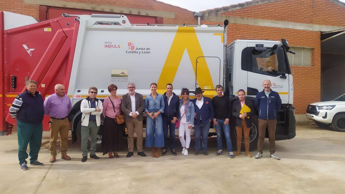 Entrega del camión de recogida de residuos a la mancomunidad de Tierra de Campos. | JCyL