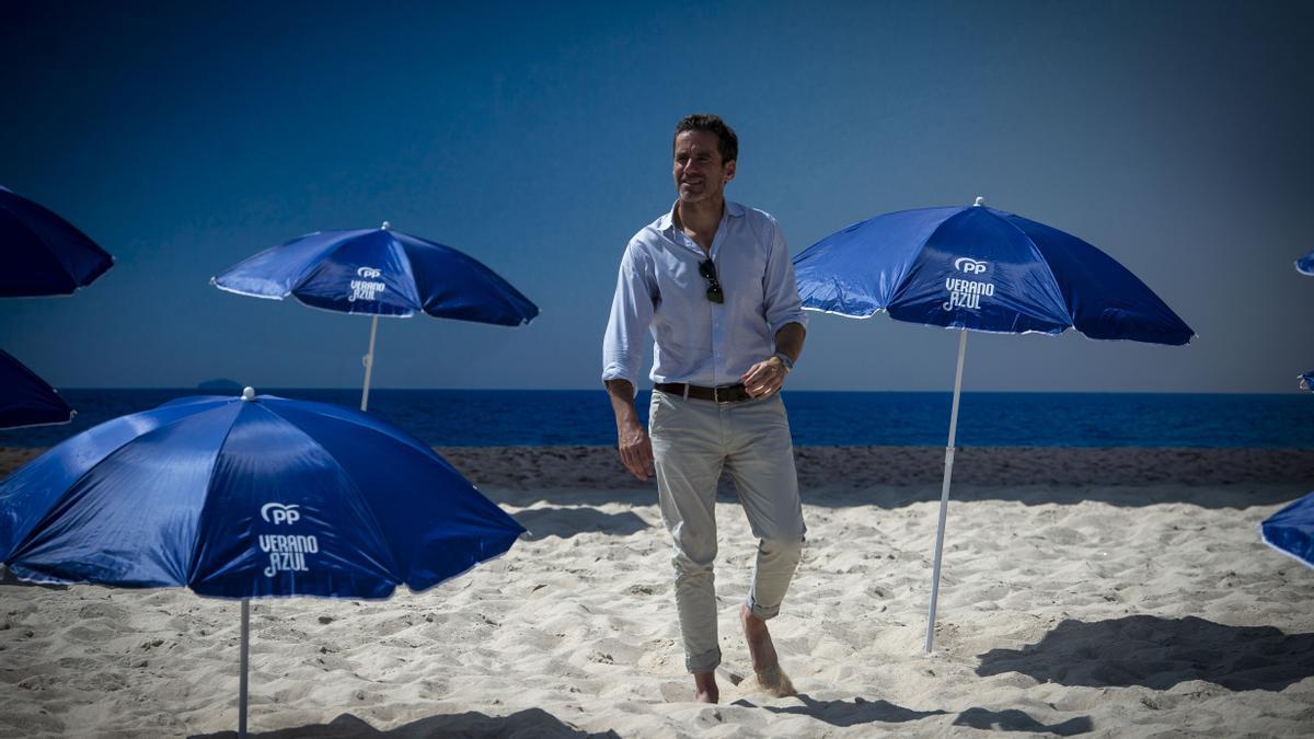 Borja Sémper presenta el &quot;verano azul&quot; del PP para la campaña del 23 de julio en una playa ficticia en Madrid.