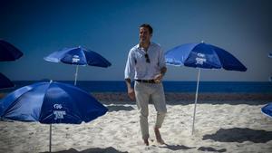 Borja Sémper presenta el verano azul del PP para la campaña del 23 de julio en una playa ficticia en Madrid.