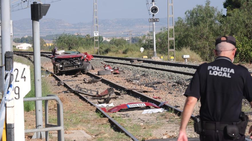 Accidente mortal en Novelda: un tren arrolla a cuatro personas que viajaban en un coche