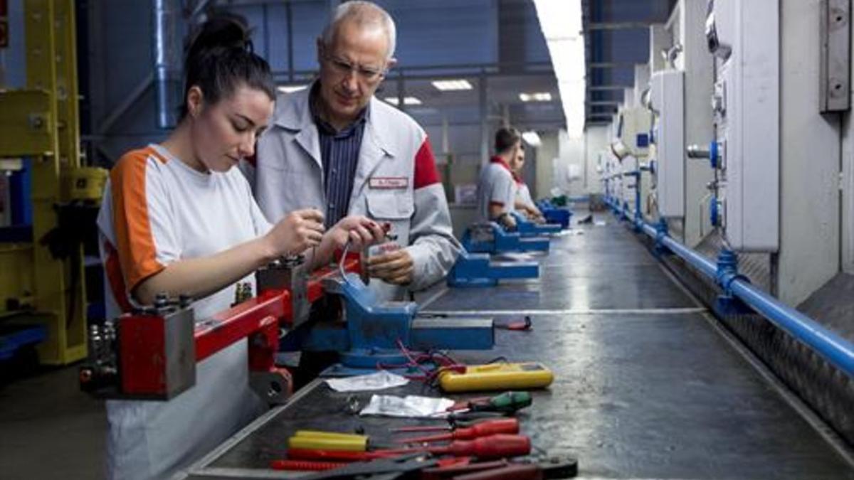 Una joven aprendiz de formación profesional, en Seat.