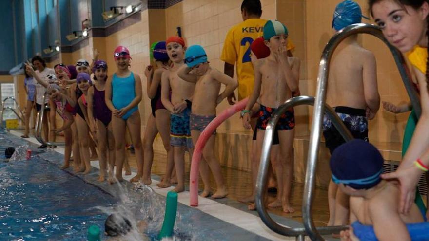 Los escolares, esperando su turno en la piscina.