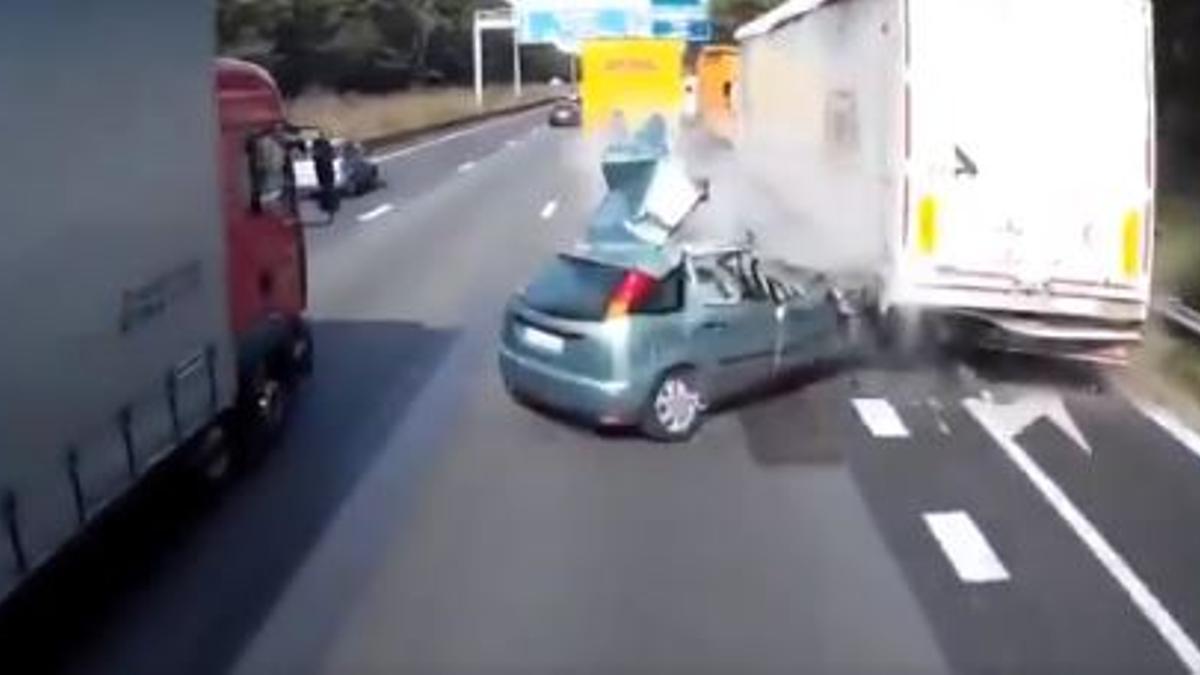 El escalofriante vídeo de un impacto de un turismo con un camión al hacer un adelantamiento peligroso