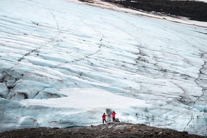 Pasajeros de MS Trollfjord, de Hurtigruten, de expedición en Svalbard