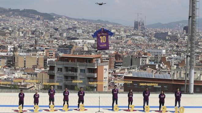 La nueva camiseta del FC Barcelona ha llegado por el aire