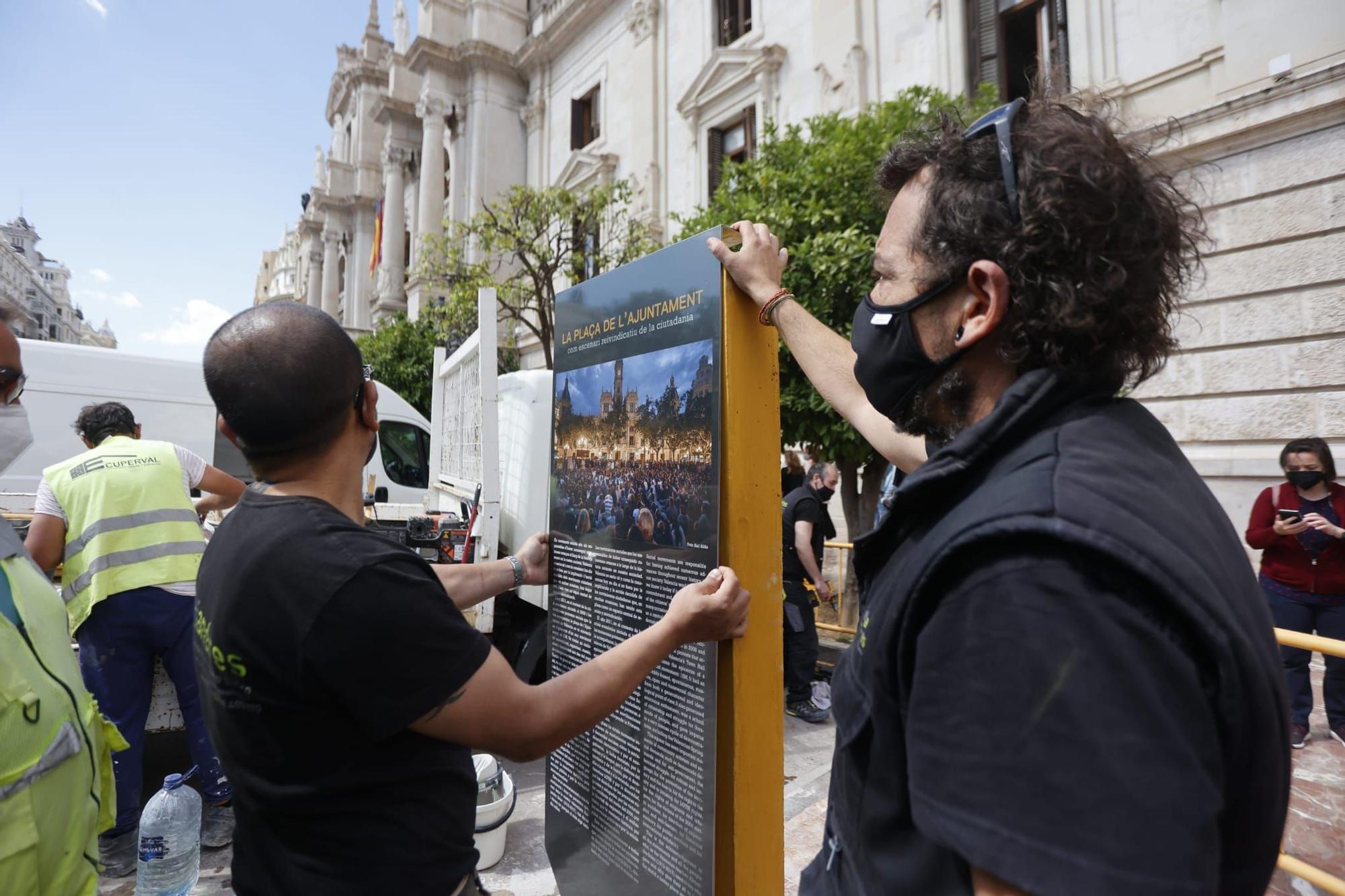 Al monolito ya luce en la plaza del Ayuntamiento