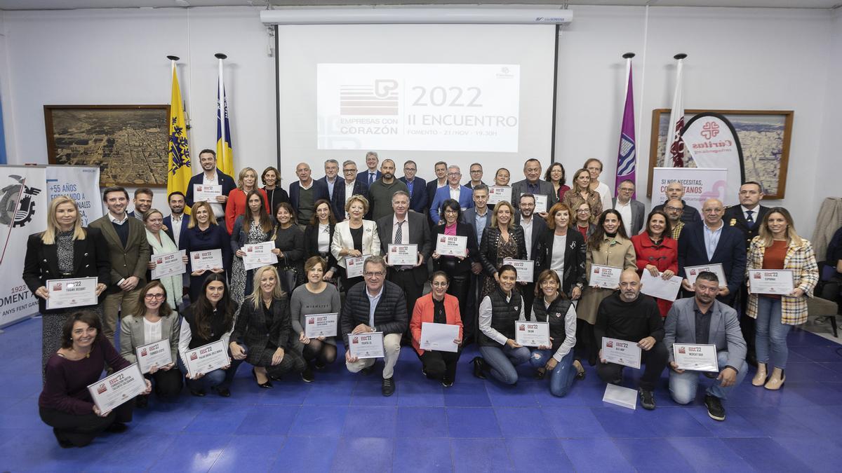 La foto final de &quot;familia&quot; en el acto organizado por Cáritas Gandia en Fomento