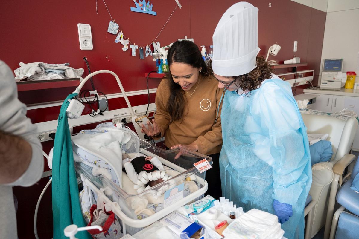 Los bebés ingresados en la UCI neonatal del Clínic se convierten en pequeños cocineros por Carnaval