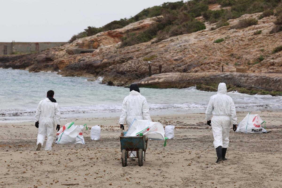 Trabajos de limpieza en la Xanga y Platja d’en Bossa de los restos del yate incendiado en Ibiza