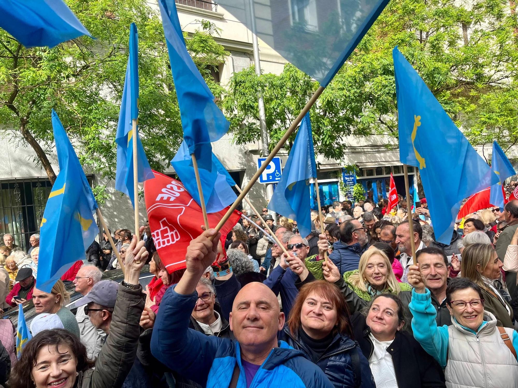 EN IMÁGENES: ambiente asturiano en Ferraz, apoyando a Sánchez