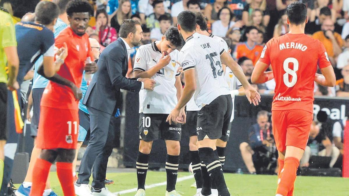 Rubén Baraja da instrucciones a los suyos durante el duelo contra la Real Sociedad en Mestalla
