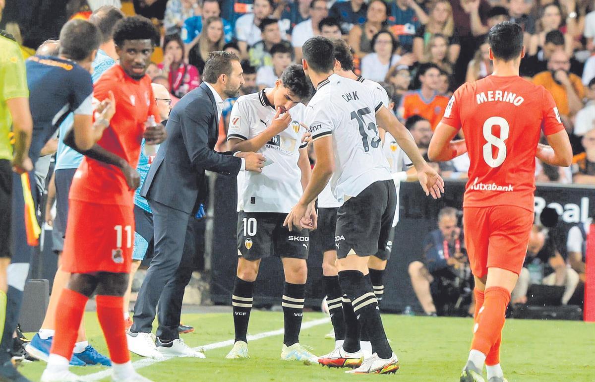 Rubén Baraja da instrucciones a los suyos durante el duelo contra la Real Sociedad en Mestalla