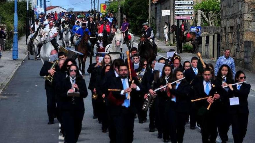 La banda de Castrelo, en la procesión por la avenida de Vilariño. // IA.